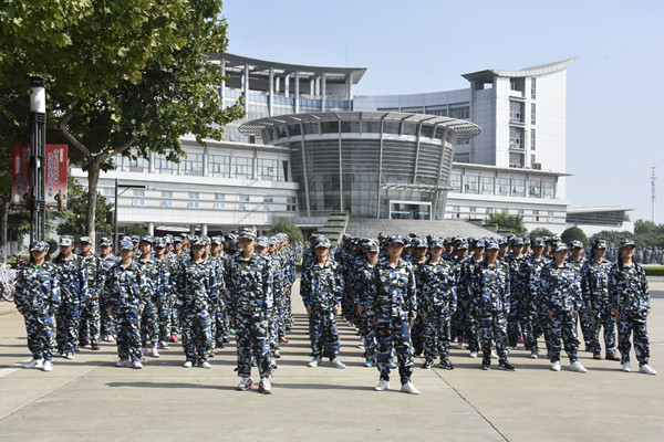 图为新生训练现场_记者_邹文琳_摄.jpg 图为新生训练现场_记者_邹文琳_摄.jpg