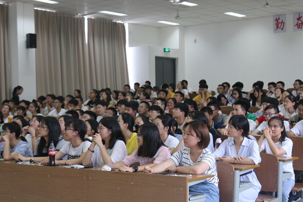 1.图为物电学院学生组织招新活动现场。记者 夏瑞雪 摄.jpg