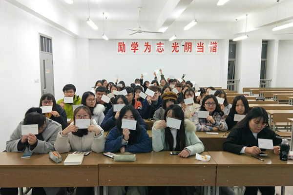 图为传媒学院学子展示手写明信片.jpg
