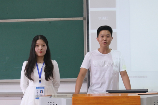 4.图为物电学院学生组织招新活动现场。记者 夏瑞雪 摄.jpg