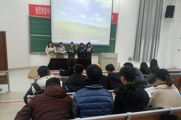 图为化院学子观看《我是演说家》视频.jpg