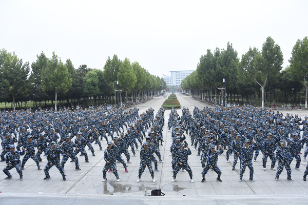 图为新生练习军体拳。_记者_邹文琳_摄.jpg 图为新生练习军体拳。_记者_邹文琳_摄.jpg