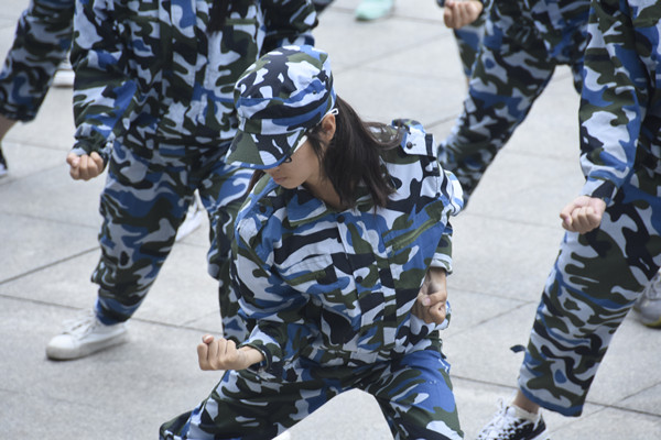图为新生练习军体拳。记者_邹文琳_摄.jpg 图为新生练习军体拳。记者_邹文琳_摄.jpg