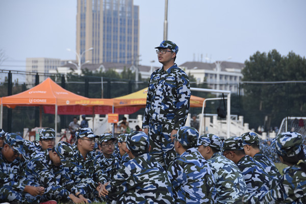 图为新生表演才艺_记者_邹文琳_摄.jpg 图为新生表演才艺_记者_邹文琳_摄.jpg