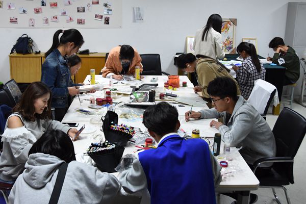 “大鸾盛世”周总理文创产品制作现场_副本.jpg