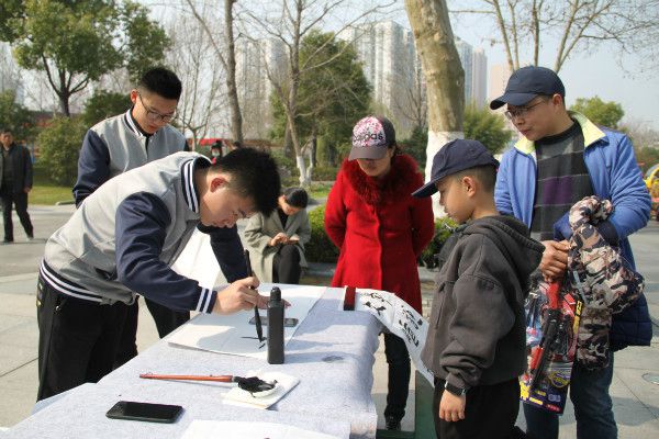 美术学院学生送艺术.jpg