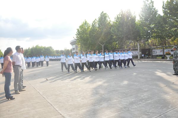 1442242470119584.jpg 图为院领导现场观看齐步走训练。记者 张震琦 摄.JPG